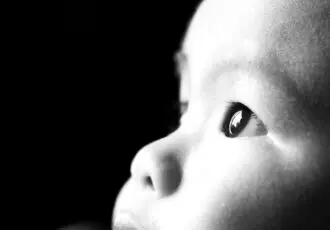 De la naissance à la clarté : le voyage fascinant de la vision chez le bébé